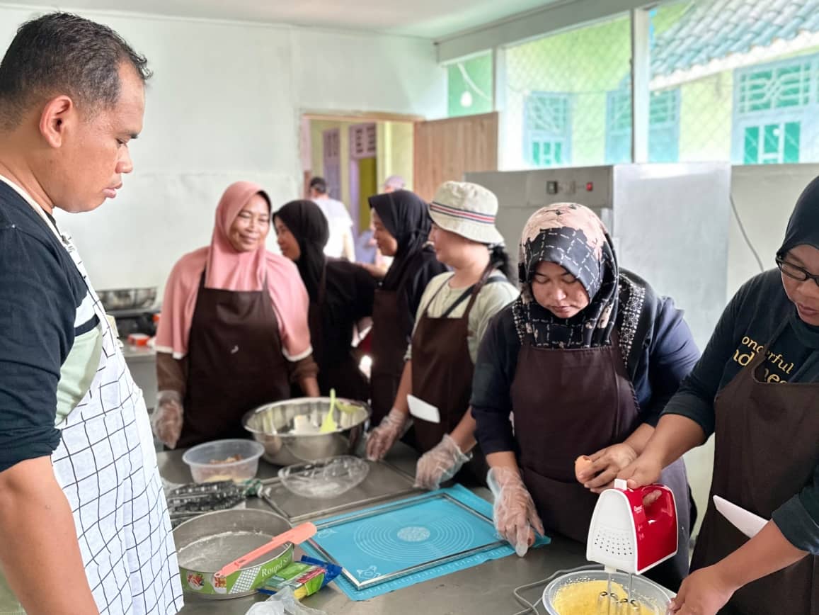 Kelompok perempuan sedang belajar membuat produk berbahan baku lemak dan cangkang rajungan