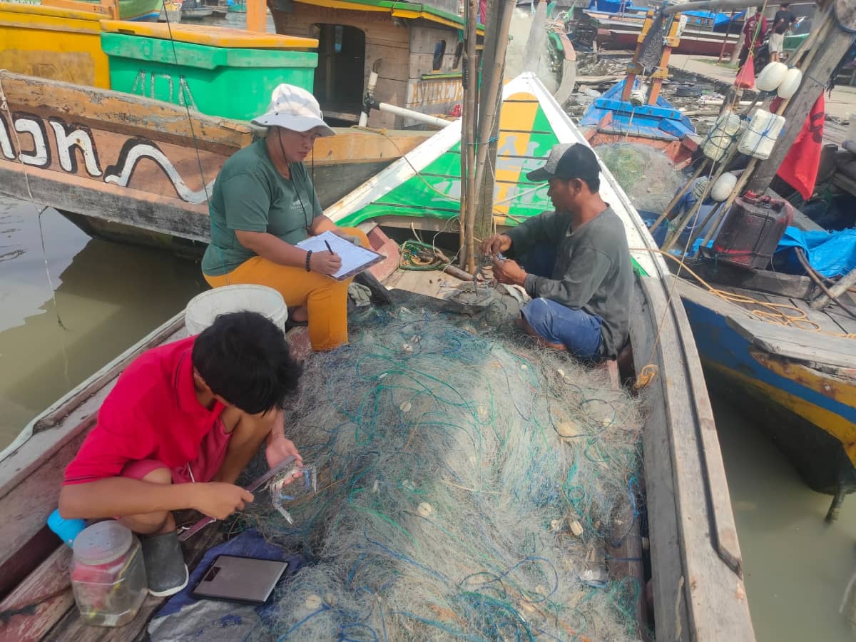 Nelayan sedang mengumpulkan data rajungan di atas kapal