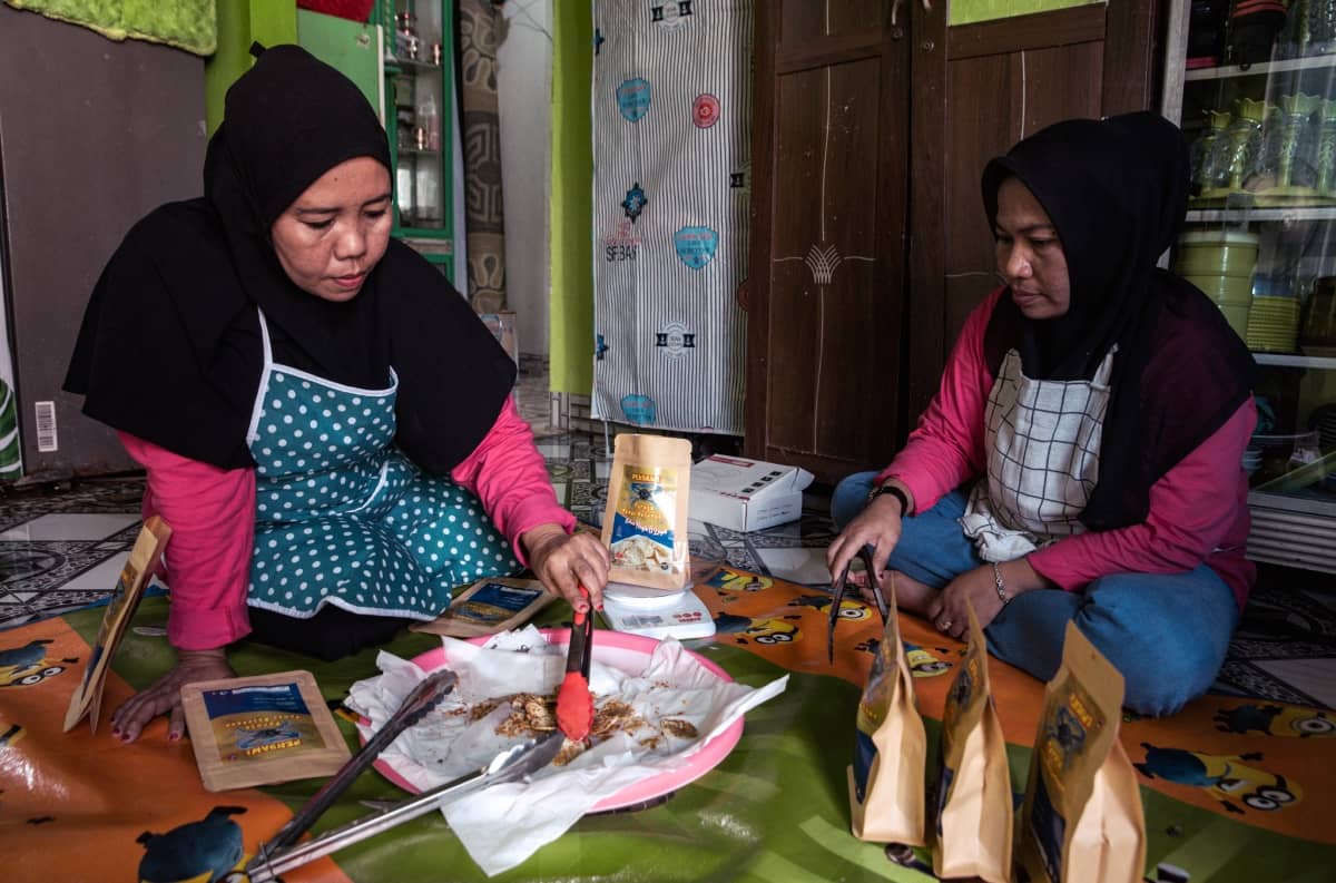 Kelompok perempuan sedang membuat keripik tempe yang terbuat dari lemak rajungan